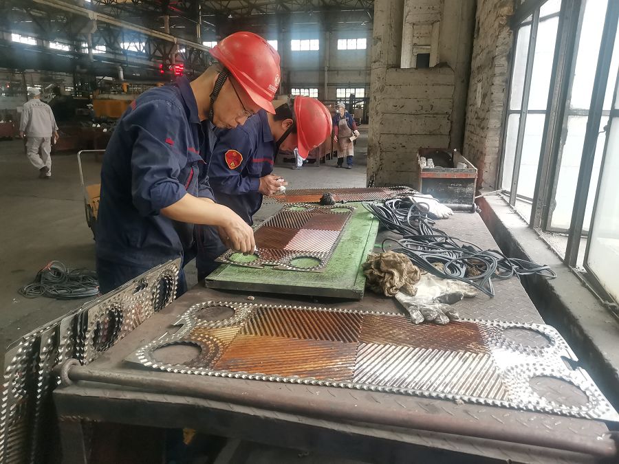 換熱器片密封涂膠.jpg 換熱器片密封涂膠.jpg