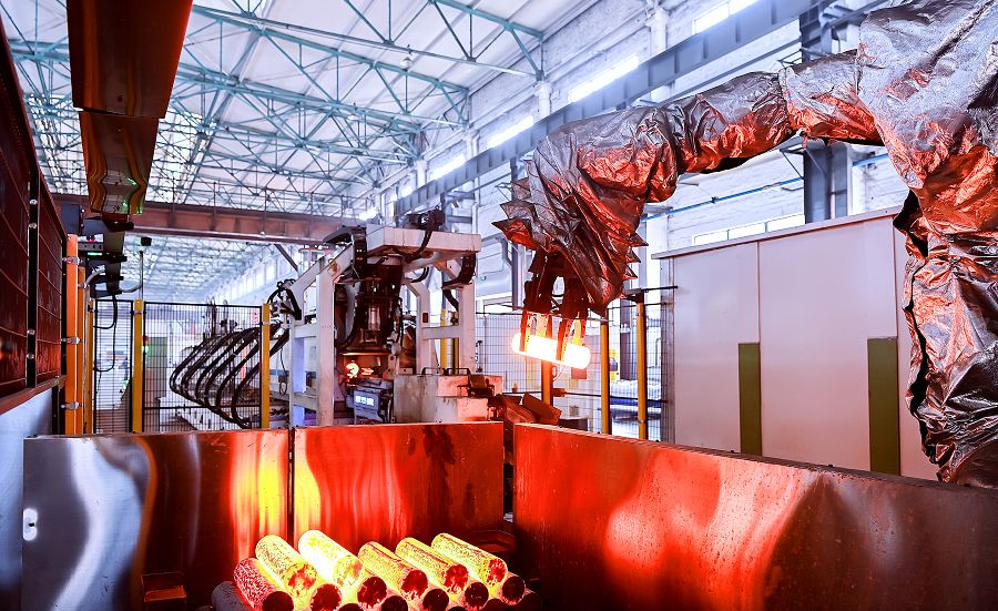 高溫環(huán)境崗位已經(jīng)完全被機(jī)械臂取代.jpg 高溫環(huán)境崗位已經(jīng)完全被機(jī)械臂取代.jpg