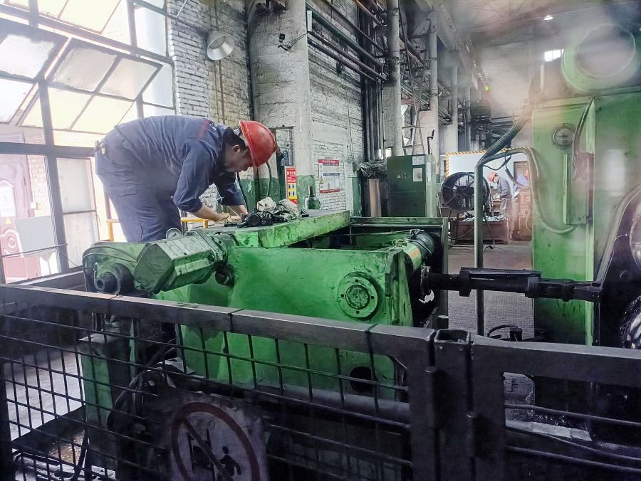 機(jī)修康建榮在修理輥鍛機(jī).jpg 機(jī)修康建榮在修理輥鍛機(jī).jpg